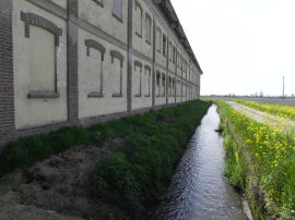 Il canale che fiancheggia il Castellone sul lato nord-ovest dell’edificio (30182 bytes)